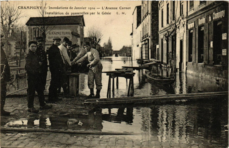 Carte postale ancienne Champigny Inondation de Janvier 1910 L'Avenue Carnot-Installation
