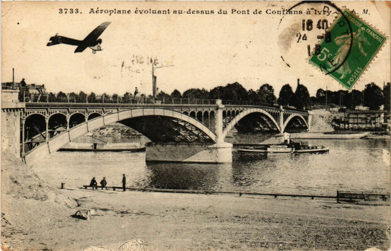 Carte postale ancienne Aéroplane évoluant au dessus du Pont de Conflans a Ivry