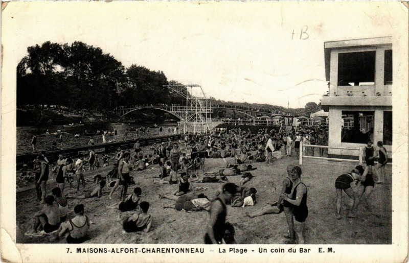 Carte postale ancienne Maisons-Alfort-Charentonneau - La Plage - Un coin du Bar à Maisons-Alfort