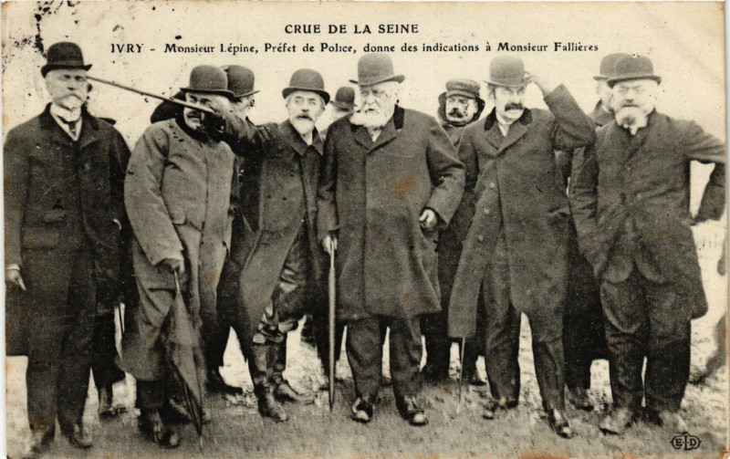 Carte postale ancienne Ivry Crue De La Seine Mr Lepine Prefet De Police Donne Des Indications à Ivry-sur-Seine