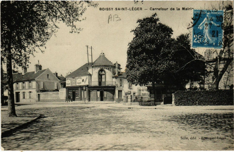 Carte postale ancienne Boissy-Saint-Leger - Carrefour de la Mairie à Boissy-Saint-Léger