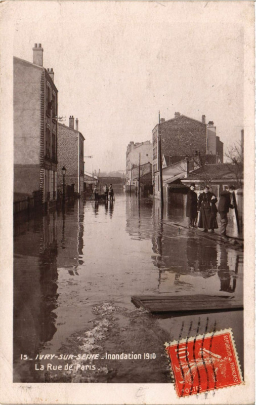 Carte postale ancienne Ivry-sur-Seine - Inondation 1910 - La Rue de Paris à Ivry-sur-Seine