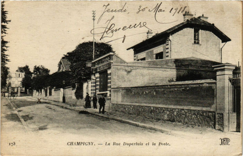 Carte postale ancienne Champigny - La Rue Dupertuis et la Poste