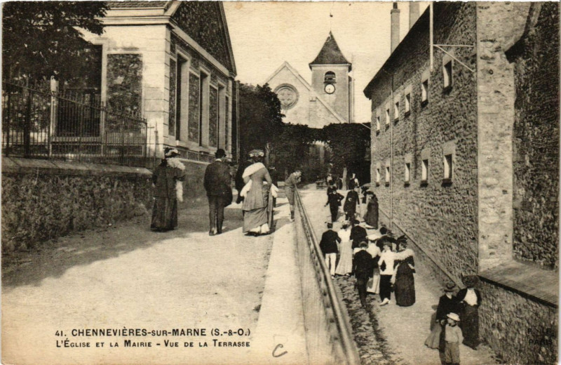 Carte postale ancienne Chennevieres-sur-Marne - L'Eglise et la Mairie - Vue de. à Chennevières-sur-Marne