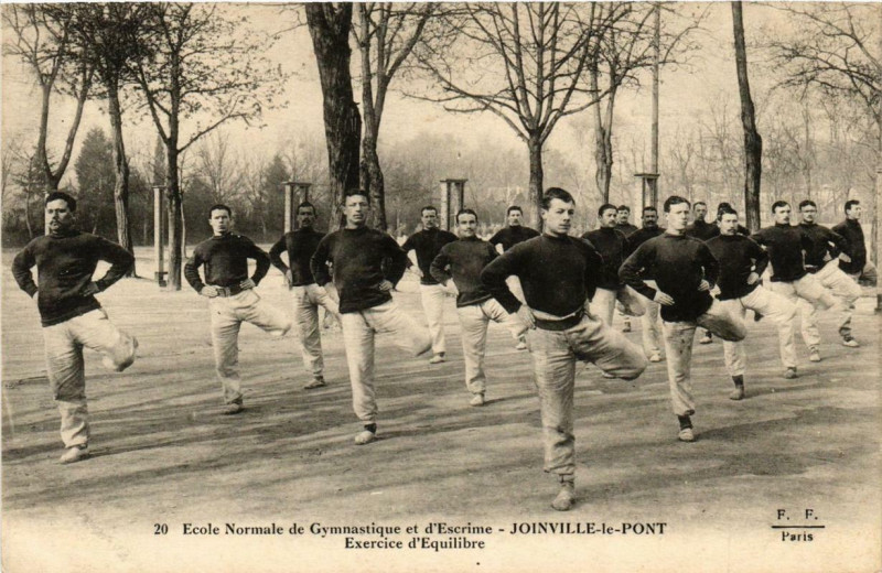 Carte postale ancienne Joinville-le-Pont Exercice d'Equilibre F. Fleury à Joinville-le-Pont