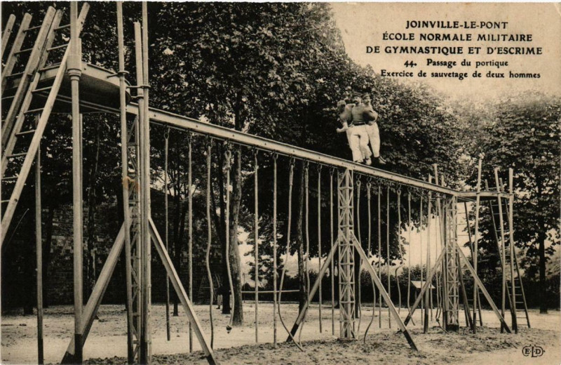 Carte postale ancienne Joinville-le-Pont Passage du portique à Joinville-le-Pont