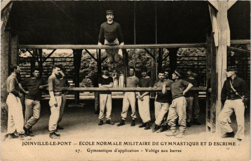 Carte postale ancienne Joinville-le-Pont Gymnastique d'application. Voltige aux barres à Joinville-le-Pont