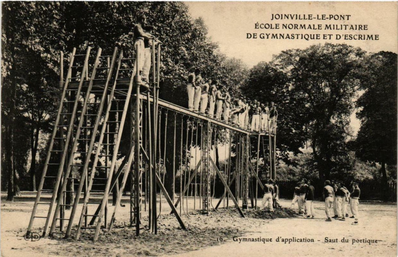 Carte postale ancienne Joinville-le-Pont Gymnastique d'application. Saut du portique à Joinville-le-Pont