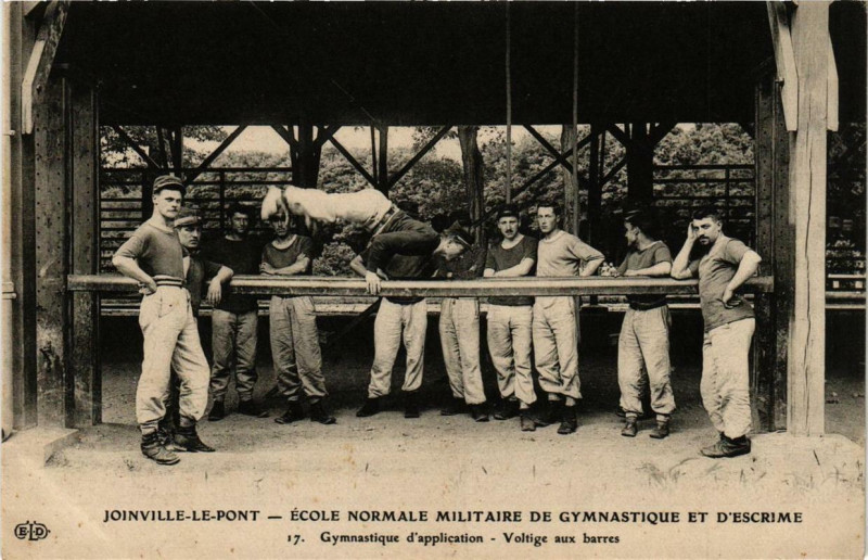 Carte postale ancienne Joinville-le-Pont Gymnastique d'application. Voltige aux barres à Joinville-le-Pont