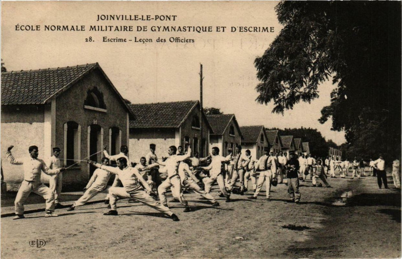 Carte postale ancienne Joinville-le-Pont Escrime. Lecon des Officiers à Joinville-le-Pont