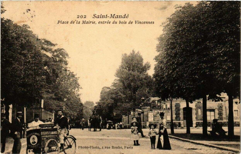 Carte postale ancienne Saint-Mande Place de la Mairie entrée du Bois de Vincennes à Saint-Mandé