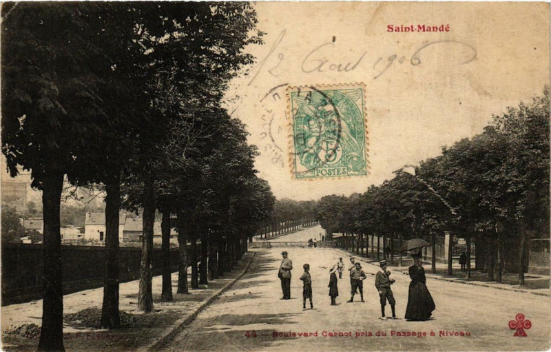 Carte postale ancienne Saint-Mande Boulevard Carnot pris du Passage a Niveau à Saint-Mandé