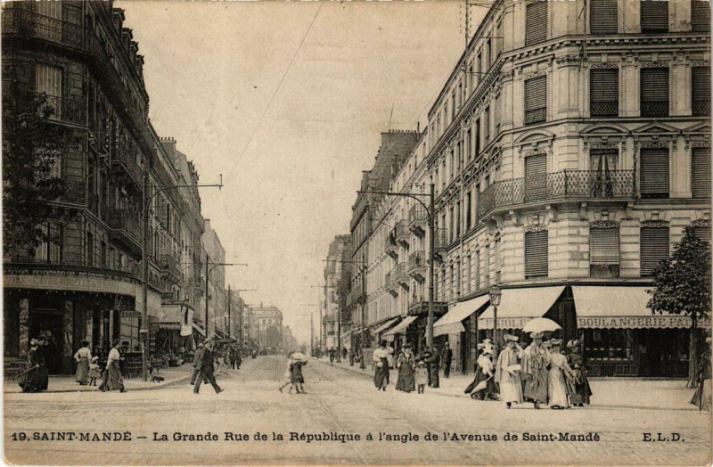 Carte postale ancienne Saint-Mande La Grande Rue de la République a l'angle de L'Avenue à Saint-Mandé