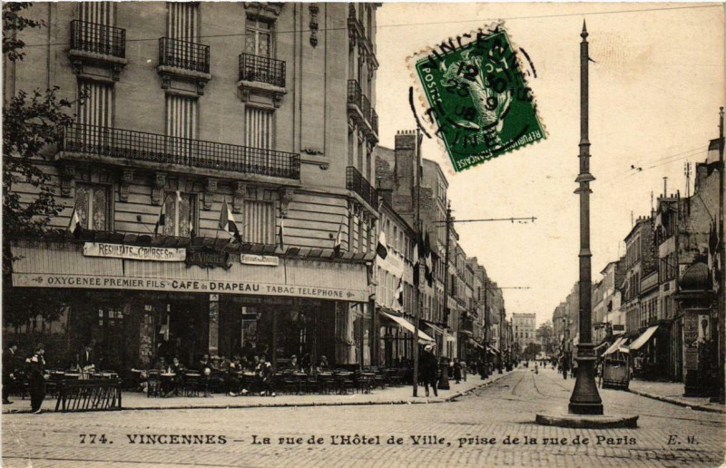 Carte postale ancienne Vincennes La rue de l'Hotel-de-Ville prise de la rue de Paris à Vincennes