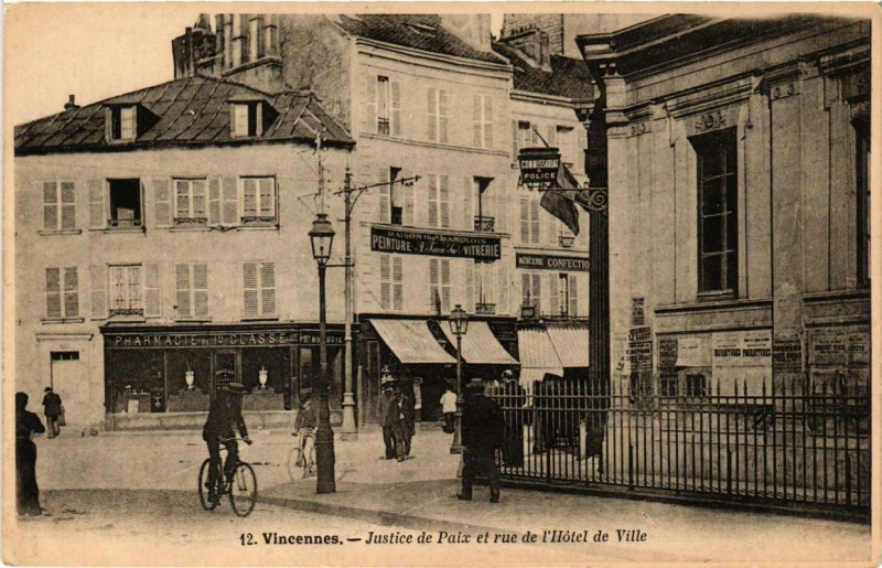 Carte postale ancienne Vincennes Justice de Paix et rue de l'Hotel de Ville à Vincennes