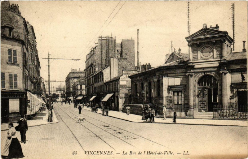 Carte postale ancienne Vincennes La rue de l'Hotel-de-Ville à Vincennes