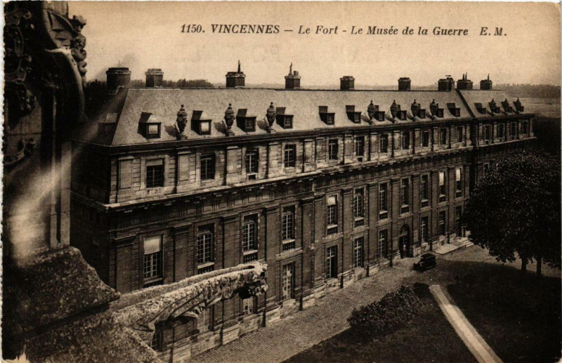 Carte postale ancienne Vincennes Le Fort Le Musée de la Guerre à Vincennes