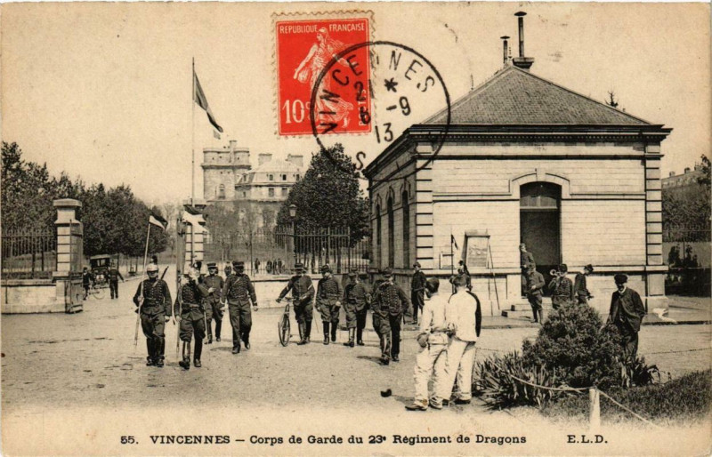 Carte postale ancienne Vincennes Corps de Garde du 23e Régiment de Dragons à Vincennes