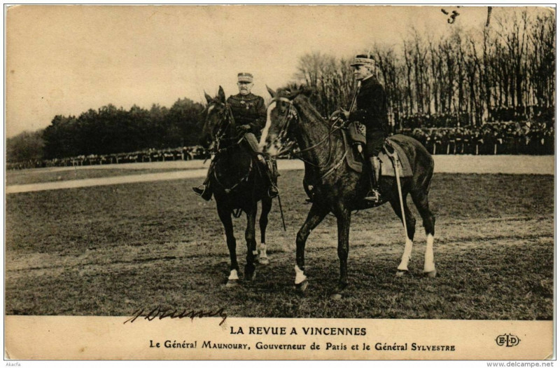 Carte postale ancienne Vincennes La Revue a Vincennes Le Général Maunoury à Vincennes