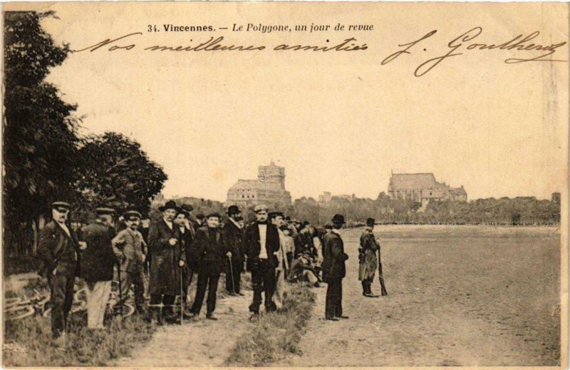 Carte postale ancienne Vincennes Le Polygone un jour de revue à Vincennes
