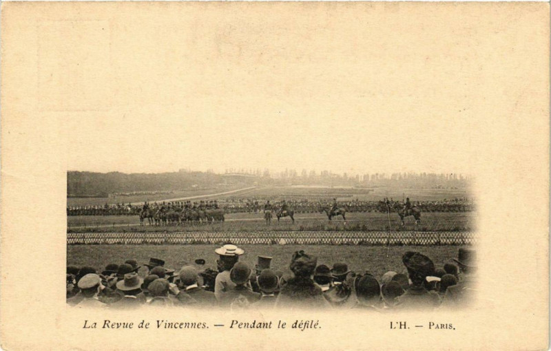 Carte postale ancienne Vincennes La Revue a Vincennes Pendant le défilé à Vincennes