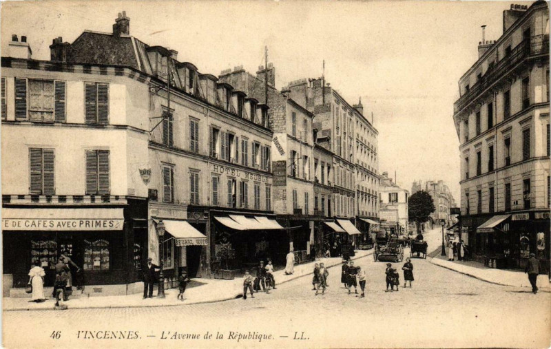 Carte postale ancienne Vincennes L'Avenue de la République à Vincennes