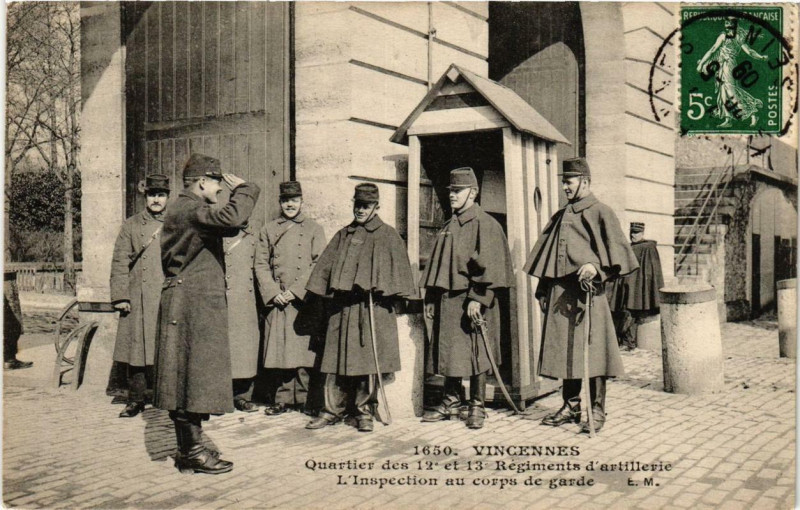 Carte postale ancienne Vincennes Quartier des 12e et 13e Régiments l'inspection à Vincennes