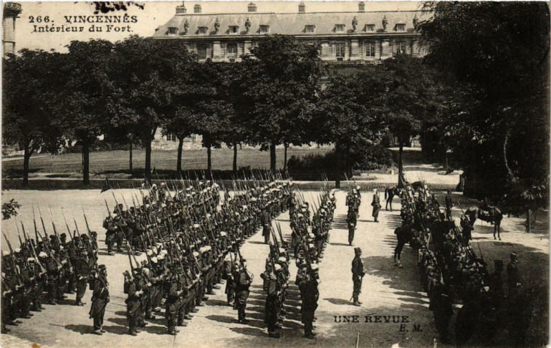 Carte postale ancienne Vincennes Intérieur du Fort une revue à Vincennes