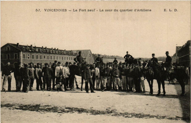 Carte postale ancienne Vincennes Le Fort neuf. La Cour du Quartier d'Artillerie à Vincennes