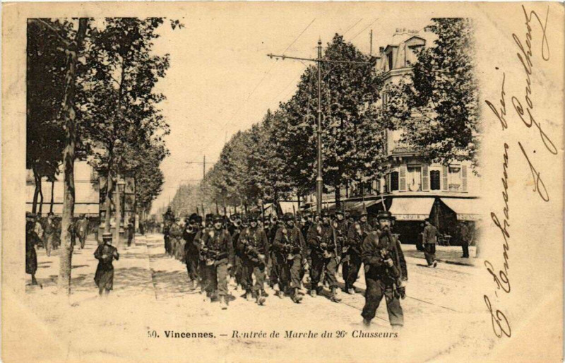 Carte postale ancienne Vincennes Rentrée de Marche du 26e Chasseurs à Vincennes