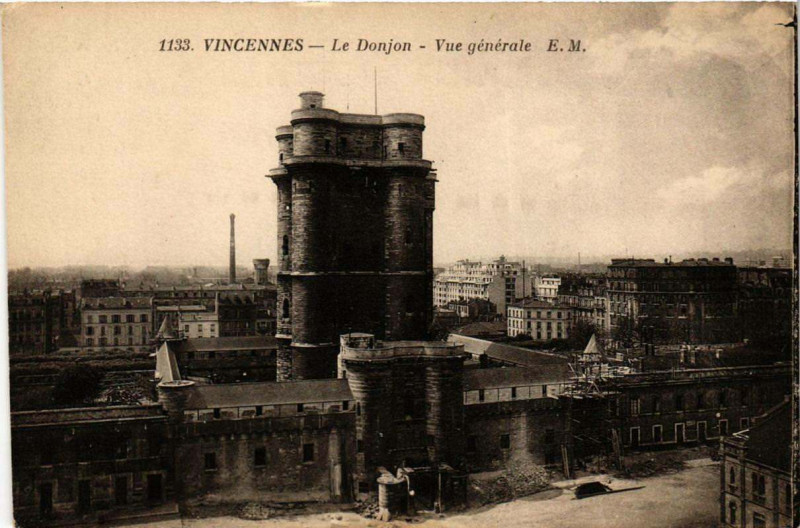 Carte postale ancienne Vincennes Le Donjon Vue générale à Vincennes