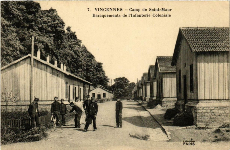 Carte postale ancienne Vincennes Camp de Saint-Maur Baraquements de l'infanterie à Vincennes