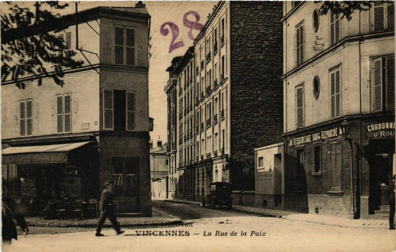 Carte postale ancienne Vincennes La Rue de la Paix à Vincennes