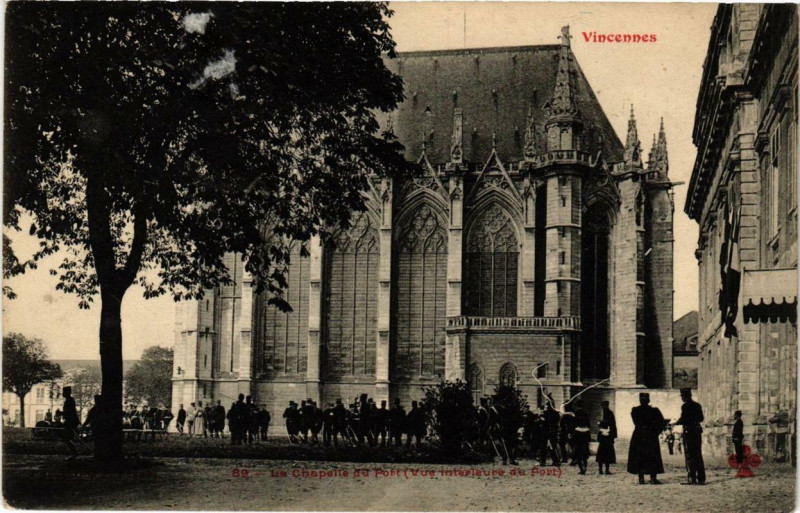 Carte postale ancienne Vincennes La Chapelle du Fort Vue intérieur du Fort à Vincennes