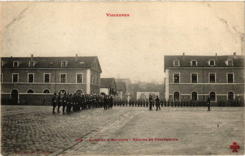 Carte postale ancienne Vincennes Quartier d'Artillerie Remise de Décorations à Vincennes