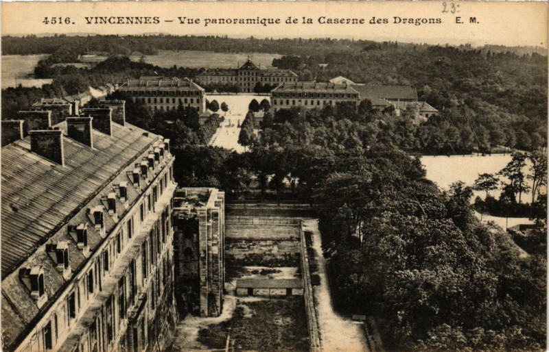 Carte postale ancienne Vincennes vue panoramique de la Caserne des Dragons à Vincennes