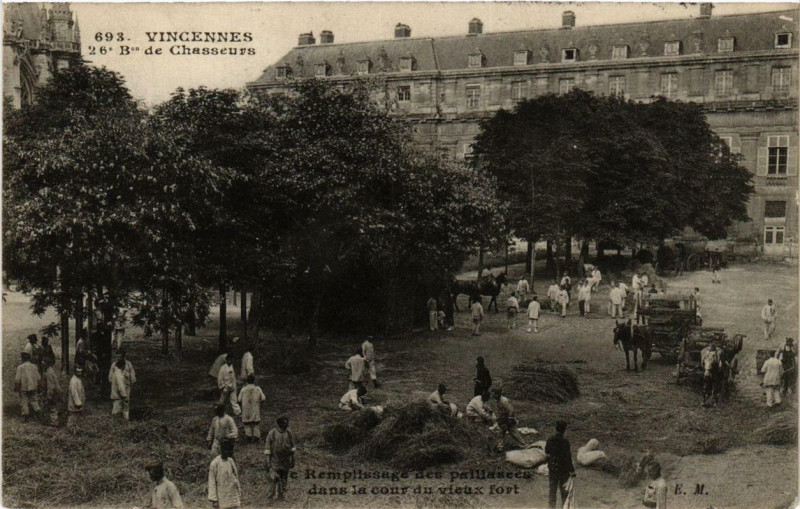 Carte postale ancienne Vincennes 26e Bataillon de Chasserus Remplissage des Paillasees à Vincennes