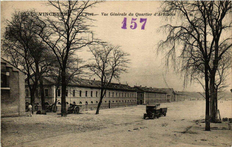 Carte postale ancienne Vincennes Le Fort Vue générale du Quartier d'Artillerie à Vincennes