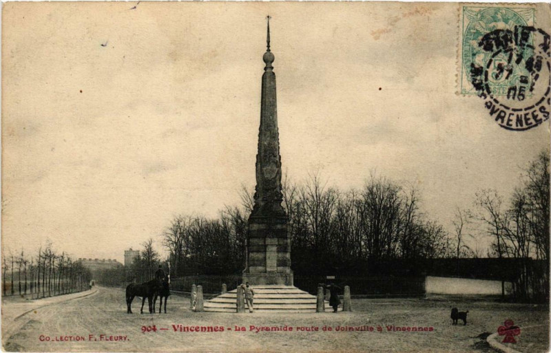 Carte postale ancienne Vincennes La Pyramide route de Joinville a Vincennes à Vincennes