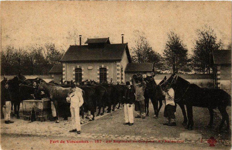 Carte postale ancienne Fort de Vincennes 23e Régiment de Dragons A l'Abreuvoir à Vincennes