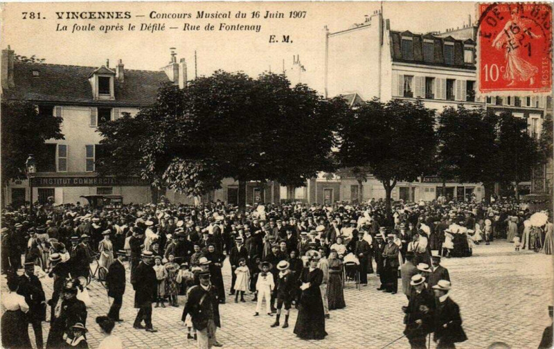 Carte postale ancienne Vincennes Concours musical 1907 La foule ares le Défilé à Vincennes