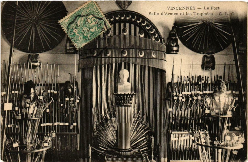 Carte postale ancienne Vincennes Le Fort Salle d'Armes et les Trophées à Vincennes