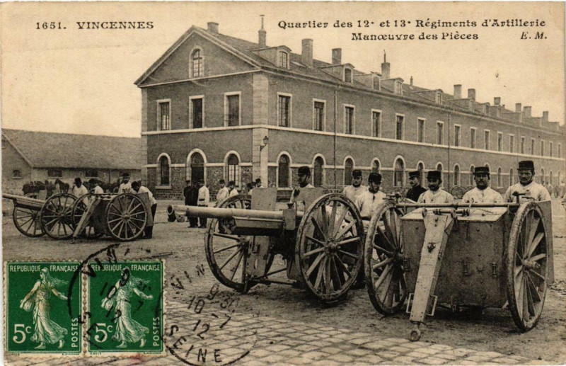 Carte postale ancienne Vincennes Quartier des 12e 13e Régiments Manoeuvre des Pieces à Vincennes