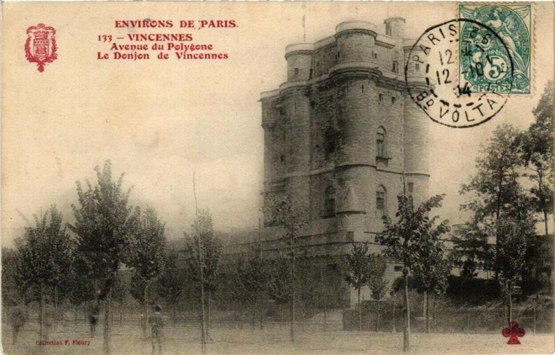Carte postale ancienne Vincennes Avenue du Polygone Le Donjon de Vincennes à Vincennes