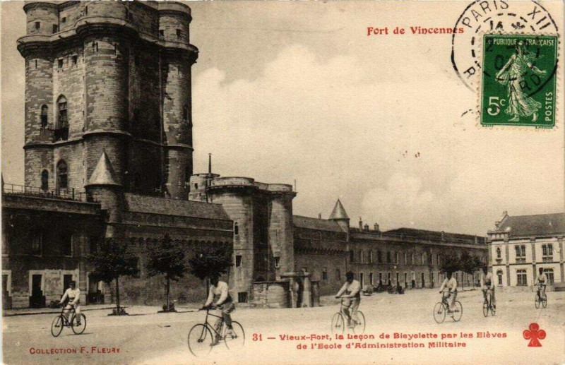 Carte postale ancienne Fort de Vincennes Vieux-Fort La Lecon de Bicyclette par Eleves à Vincennes