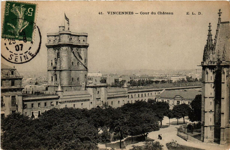 Carte postale ancienne Vincennes Cour du Chateau à Vincennes