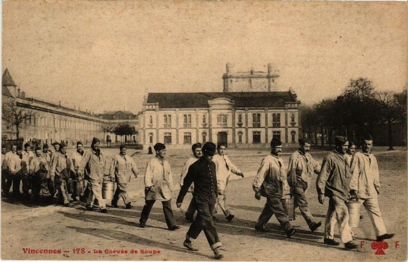 Carte postale ancienne Vincennes Le Corvée de Soupe à Vincennes