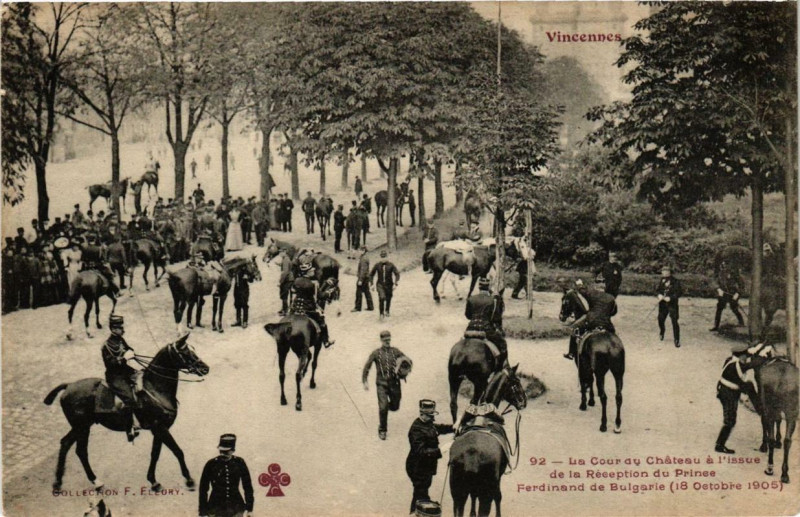 Carte postale ancienne Vincennes La Cour du Chateau a issue de la Réception du Prince à Vincennes