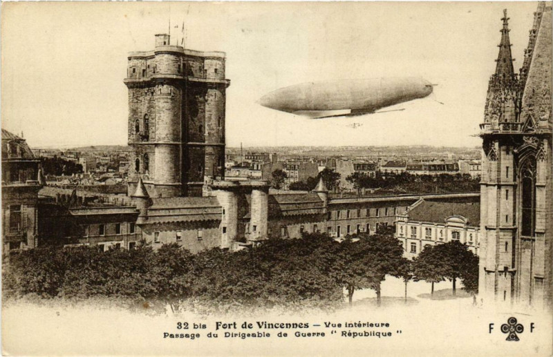 Carte postale ancienne Fort Vincennes Vue intérieure Passage Dirigeable Guerre à Vincennes