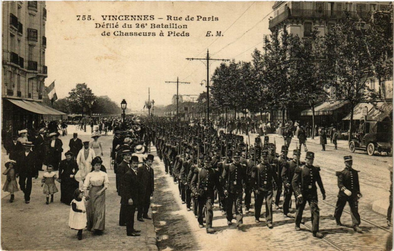 Carte postale ancienne Vincennes Rue Paris Défilé 26e Bataillon Chasseurs a Pied à Vincennes